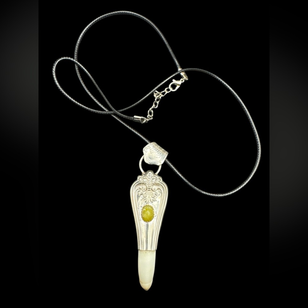 Artisan Victorian Sterling Silver Tooth Green Serpentine Pendant Necklace